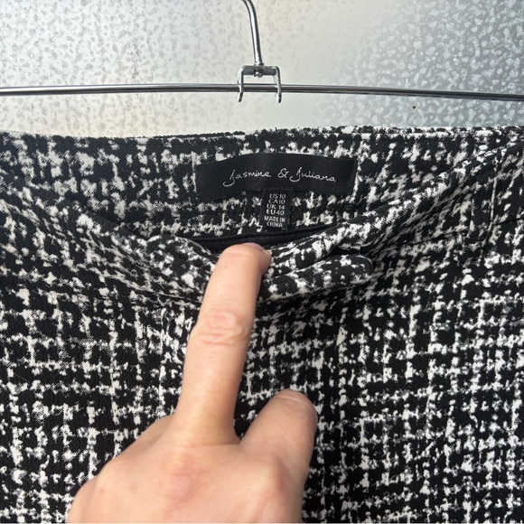 Jasmine & Juliana | Cigarette Pants - Picture 2 of 3